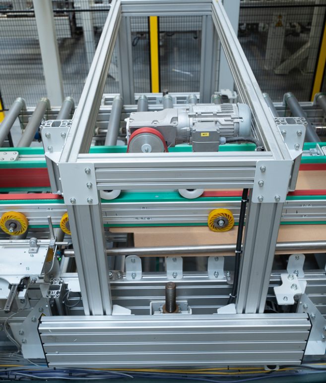 Custom_industrial_packaging_solutions_custom_industrial_packaging_solutions_automated_multiformat_carton_box_forming_VMG_TECHNICS_2-aspect-ratio-657-773