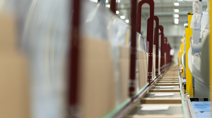 Automated_Industrial_packaging_Automated_box_forming_solutions_multiformat_box_forming_box_loading_-box_closing_end_of_line_packaging_material_handling_automation_VMG_TECHNICS_1-aspect-ratio-900-500