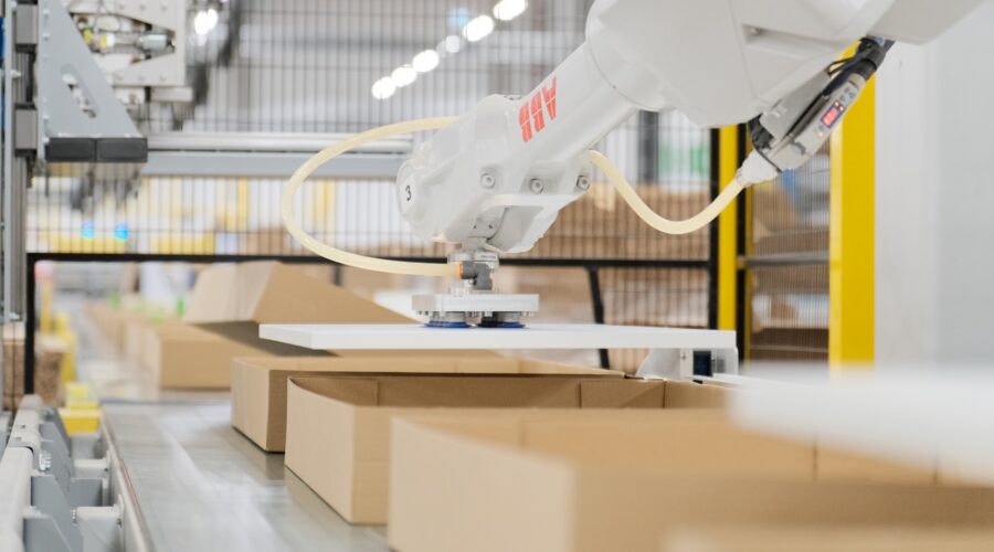 Automated_robotic_packaging_cell_industrial_packaging_automation_robotic_packaging_line_robotic_handling_system_automated_material_handling_1-aspect-ratio-900-500