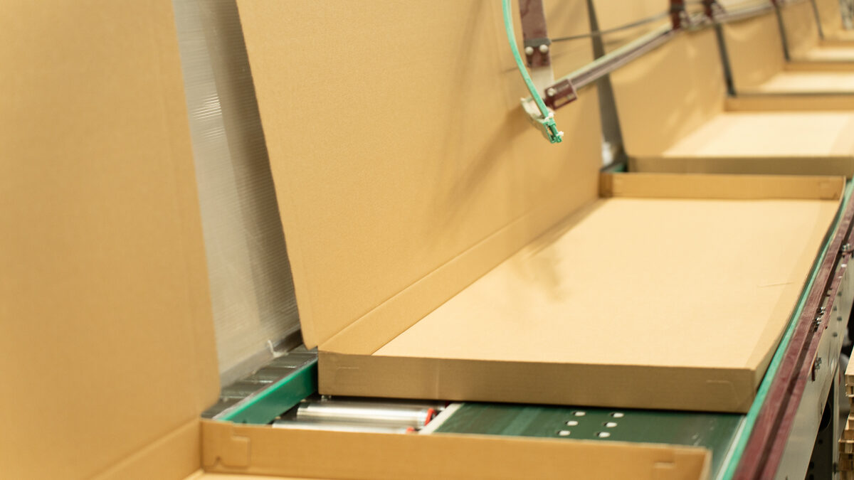 Fully_automated_multiformat_carton_box_forming_product_loading_system_robotic_packaging_cell_robotic_product_loading_sealin_solution_up_to_14_boxes_min_VMG_TECHNICS_bf8-aspect-ratio-1920-1080