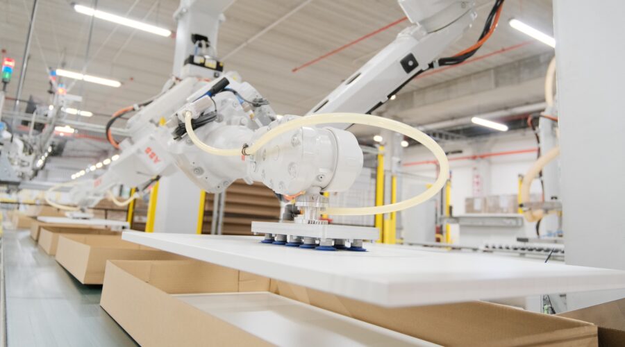 Packcell-2.2-Flexible-Robotic-Packing-Cell-for-High-Speed-and-Mixed-Product-End-of-Line-Automation-scaled-aspect-ratio-900-500